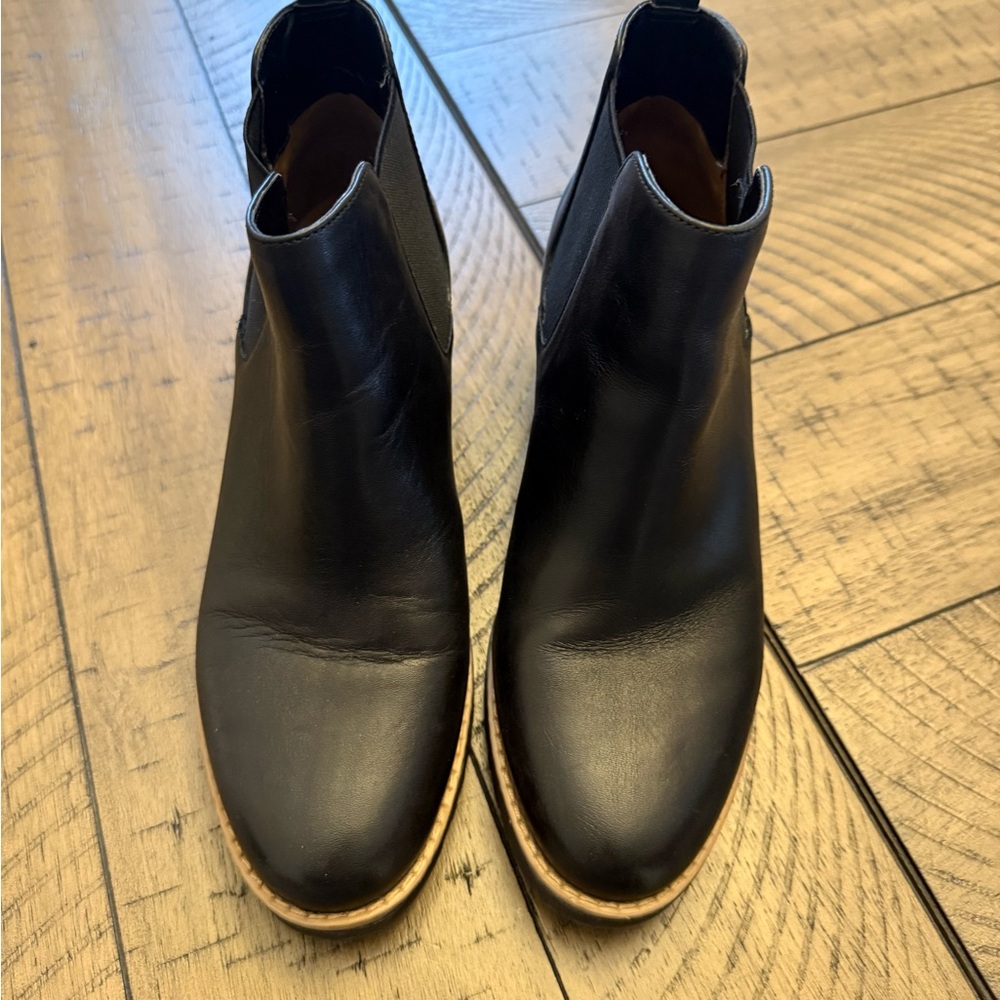 Sleek Black Ankle Boots with Zipper and Stacked Heel